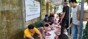 Ajarkan Murid Berbagi, Sekolah Islam Al Azhar Hertasning Makassar Gelar Pemotongan Hewan Kurban