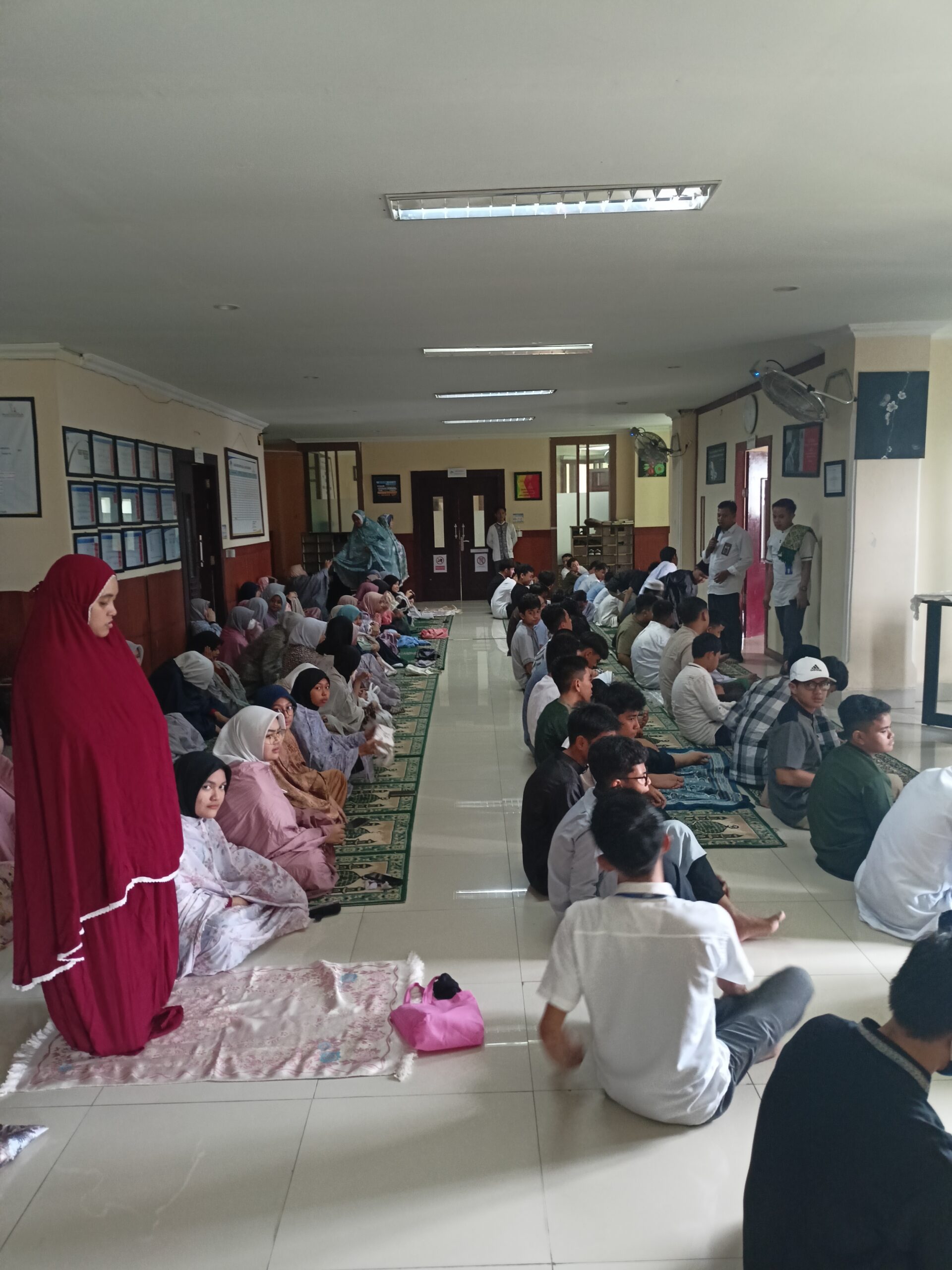 Sholat Berjamaah di Sekolah Tanamkan Kedisiplinan Siswa SMP Islam Al-Azhar 24 Makassar
