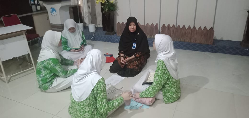 Eksplorasi Manfaat Belajar Al-Qur’an Secara Berkelompok di SMP Islam Al-Azhar 24 Makassar