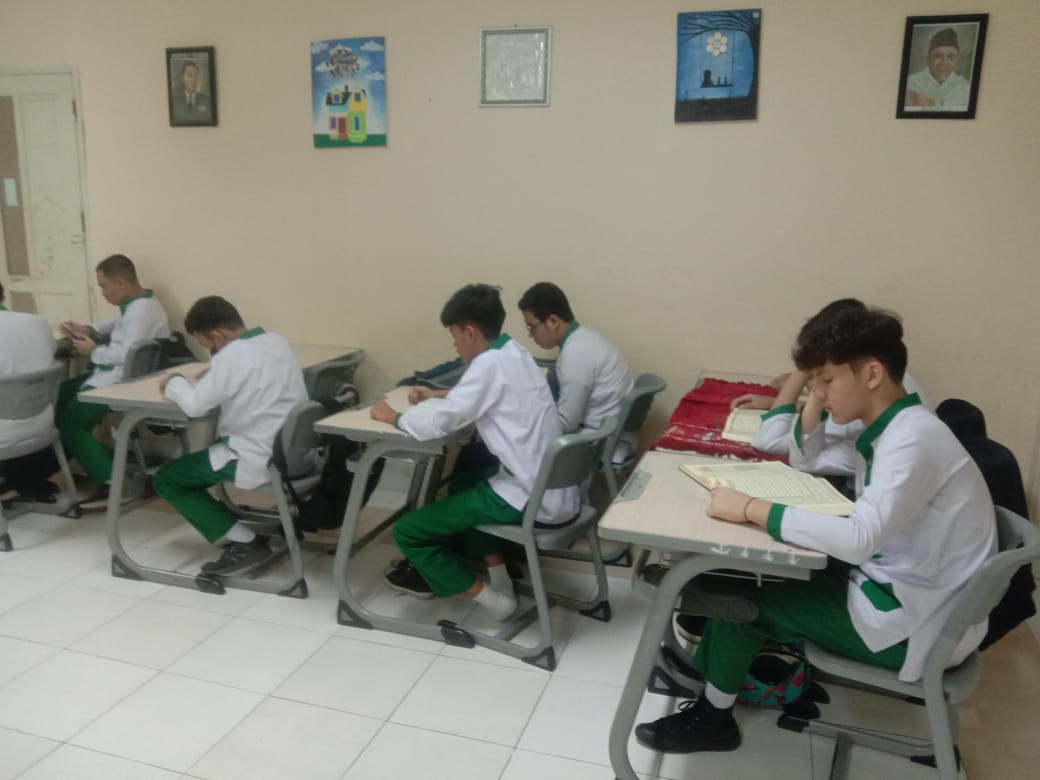 Program Khatam Al-Qur’an Bersama di SMP Al-Azhar 24 Makassar Meningkatkan Motivasi Siswa dalam Membaca Al-Qur’an
