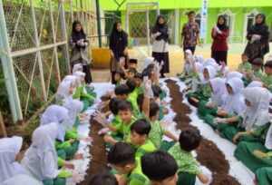 Membangkitkan Kearifan Lokal Melalui Pembelajaran Tanaman Kangkung Kelas 1 SD Islam Al Azhar 34 Makassar : Proyek Penguatan Profil Pelajar Pancasila (P5)