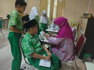 Pemeriksaan Kesehatan Murid SD Islam Al Azhar 34 Hertasning Makassar: Membangun Kesadaran Kesehatan Sejak Dini