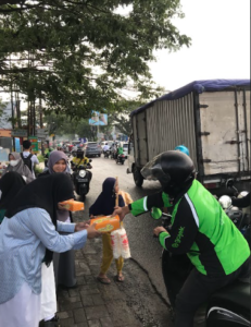 Berbagi Takjil di Bulan Suci Ramadhan 1445 H: Inisiatif SMP Islam AL Azhar 24 Makassar