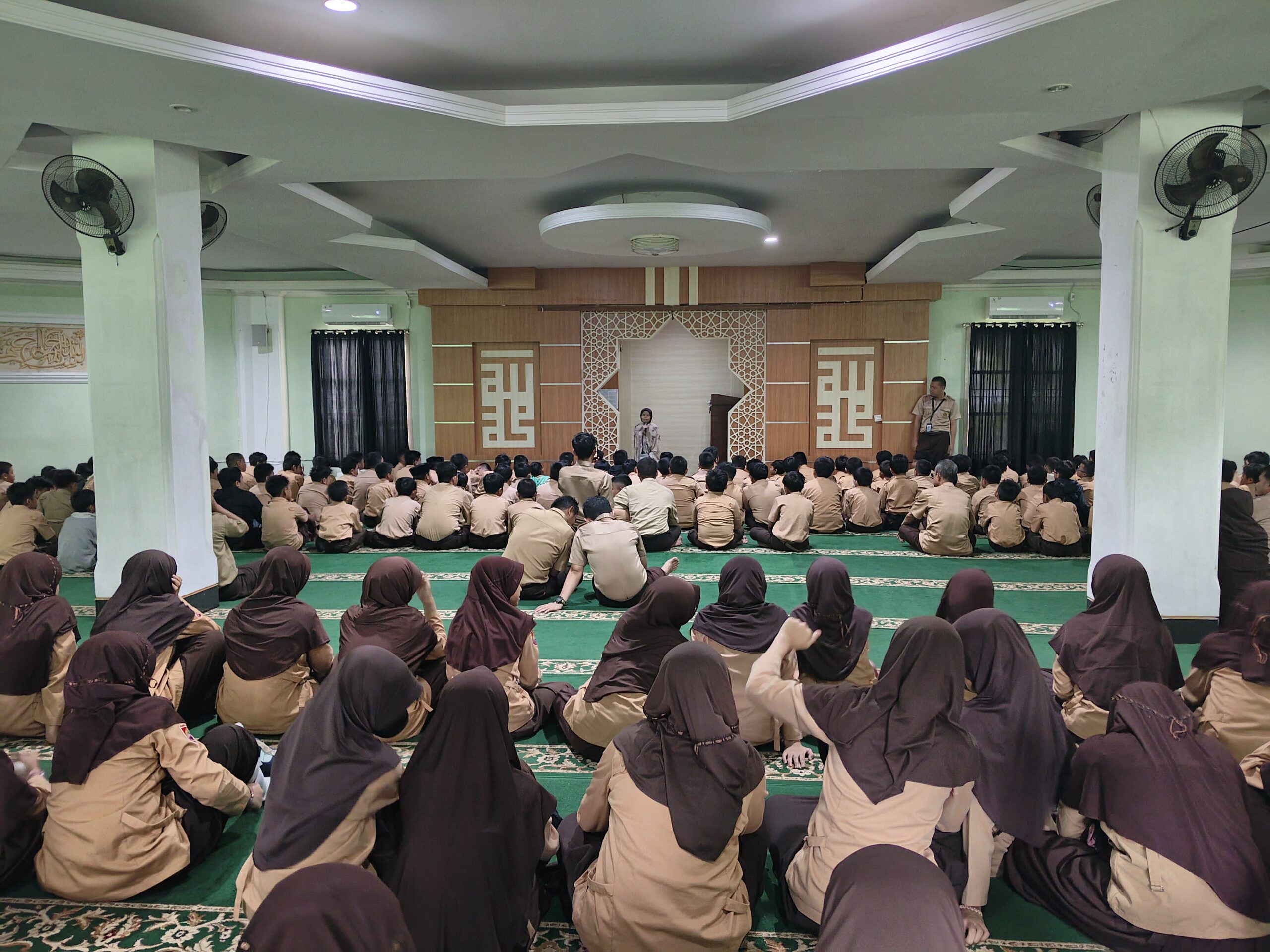 Kegiatan Rutin Kultum Murid SD Islam Al Azhar 34 Hertasning Makassar: Menggali Makna Setelah Sholat Dzuhur Berjamaah