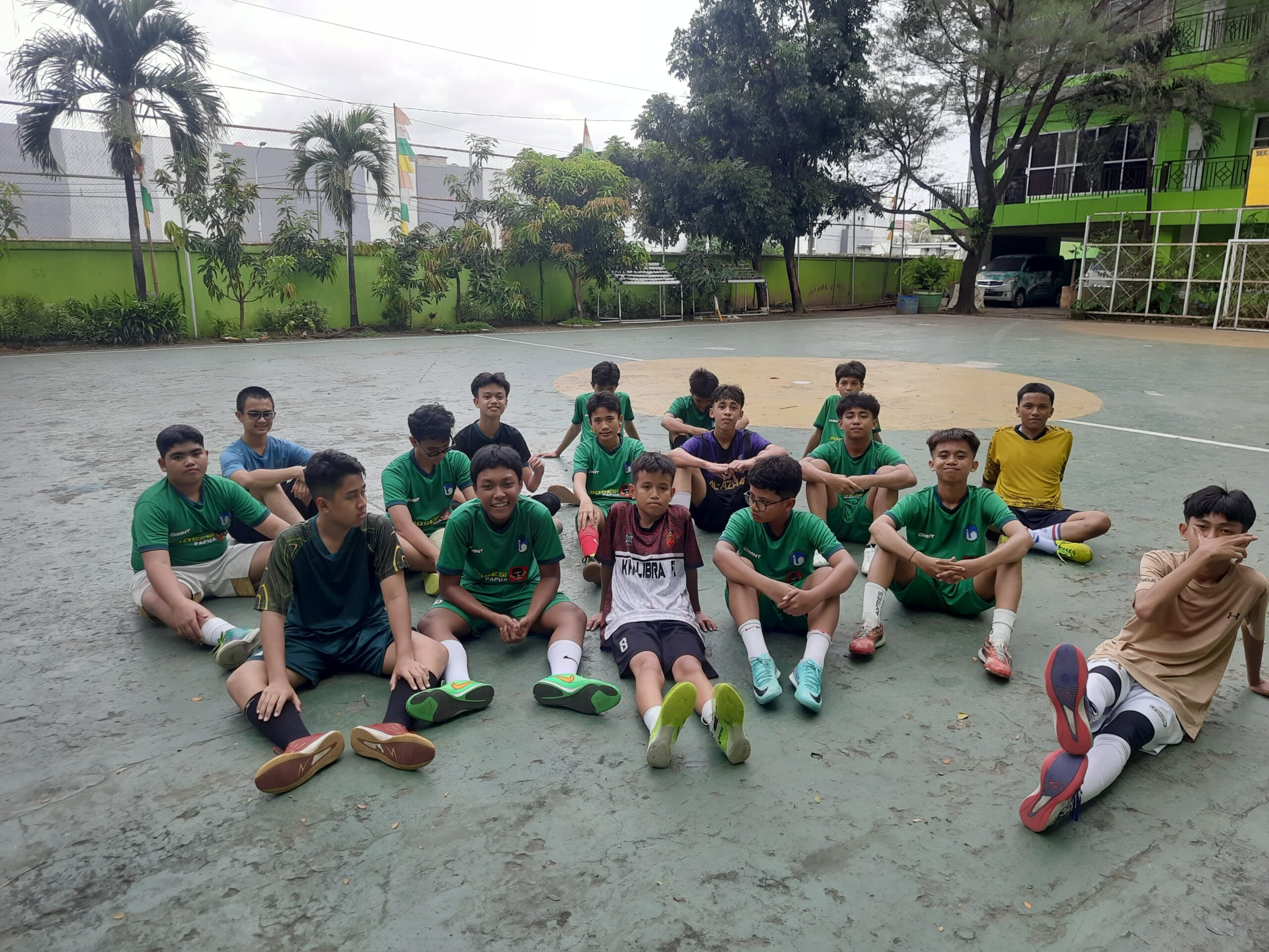 Ekskul Futsal Membangun Kebersamaan, Sportifitas dan Jiwa Kompetisi Siswa Smp Islam Al-Azhar 24 Makassar