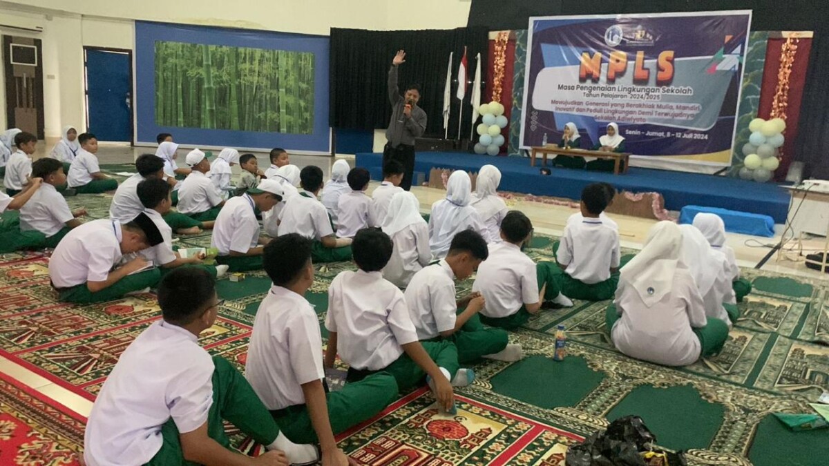 Masa Pengenalan Lingkungan Sekolah (MPLS) SMP Islam Al Azhar 24 Hertasning Makassar : Mewujudkan Generasi yang Berakhlak Mulia, Mandiri, Inovatif dan Peduli Lingkungan demi terwujudnya Sekolah Adiwiyata
