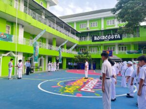 Pelaksanaan Kegiatan Upacara Bendera di SMP Islam Al Azhar 24 Hertasning Makassar