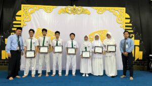 Murid SMP Islam Al Azhar 24 Makassar Sukses Sima’an Al-Qur’an dan Raih Piagam Penghargaan