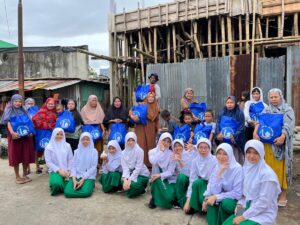 KEGIATAN BAKTI SOSIAL SMP ISLAM AL AZHAR 24 HERTASNING MAKASSSAR