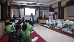 Murid Kelas VIII SMP Islam Al Azhar 24 Hertasning Makassar Antusias Ikuti Seminar Psikoedukasi dari Psikomorfosa