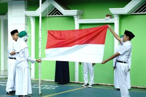 Upacara Bendera Perdana Tekankan Pentingnya Lingkungan Sekolah Bebas Bullying