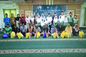 Berbagi Kebahagiaan Ramadhan, SD Islam Al Azhar 34 Makassar Salurkan Ratusan Paket dan Zakat Fitrah
